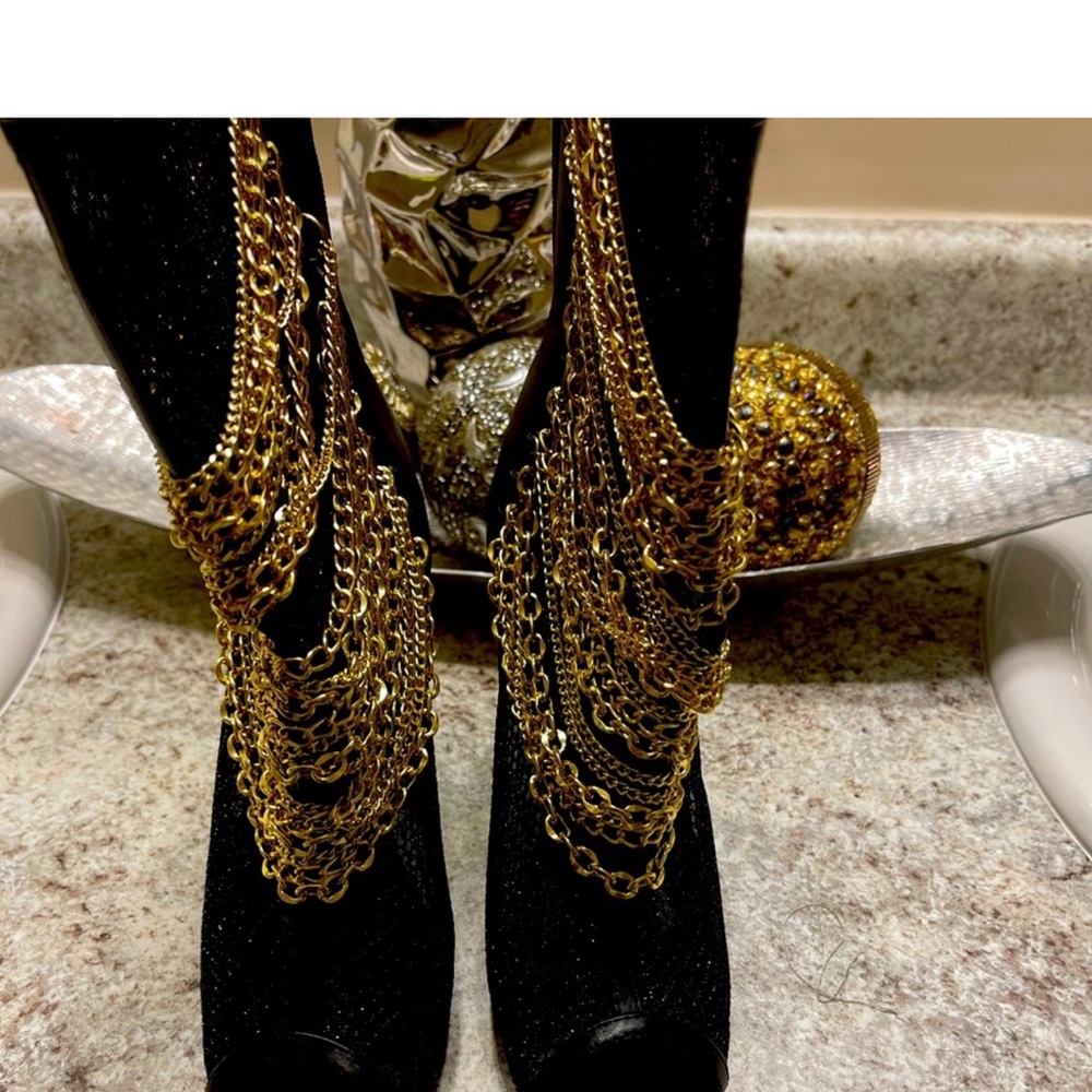 Chain bootie